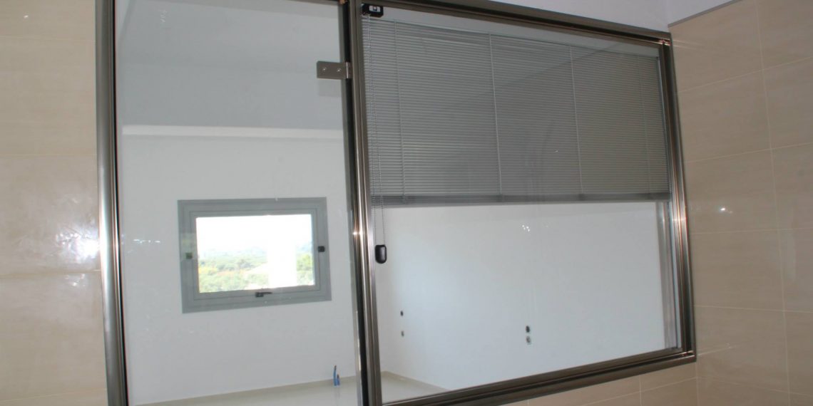 rapsomanikis glass - integrated blinds